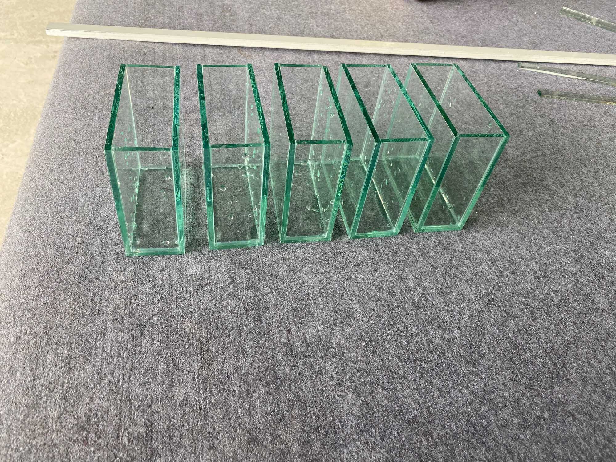 Hồ cá betta mini dày 5li ( D15× R7× C15) + tặng kèm miếng lót đáy hồ