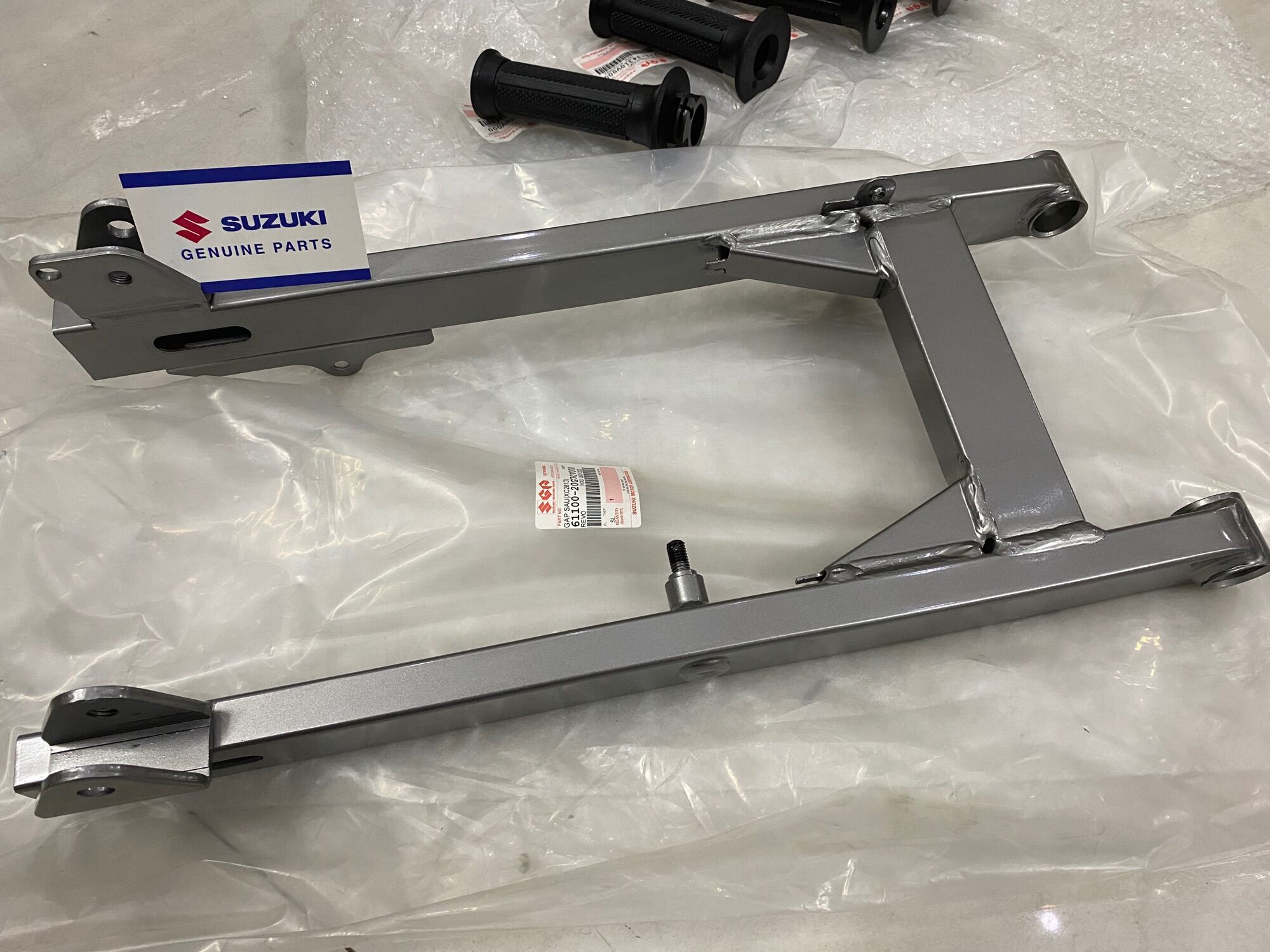 Gắp sau shogun 125 suzuki chính hãng