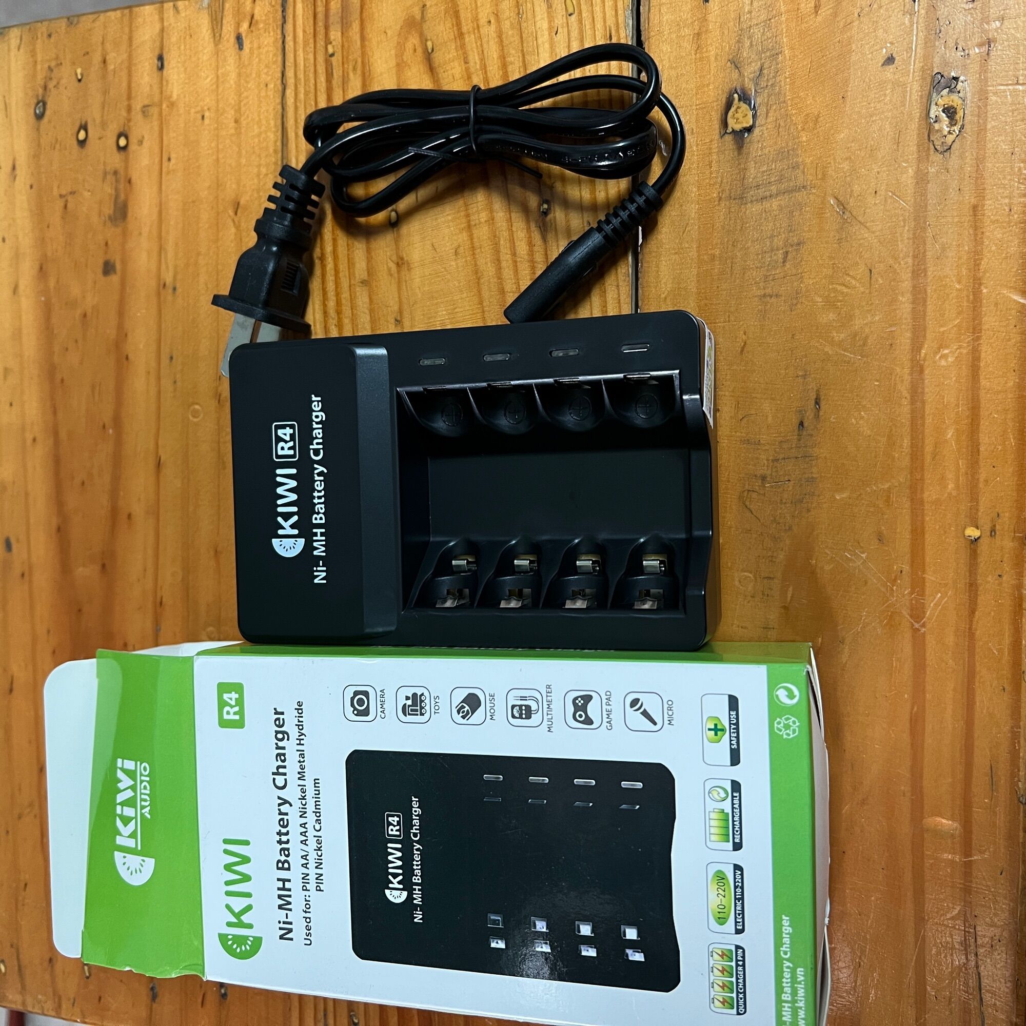 Dock sạc kiwi sạc 4 viên pin