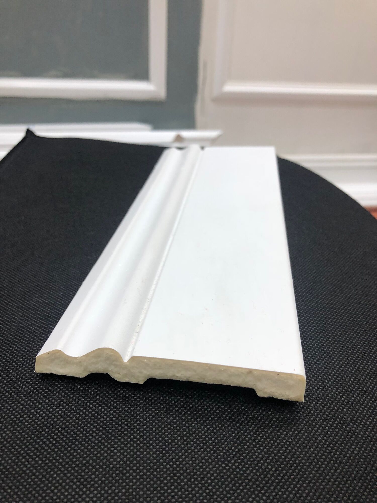 Phào chỉ nhựa PU xốp thô chân tường bản cao 10cm có thể sơn thay đổi màu, cắt bằng dọc giấy