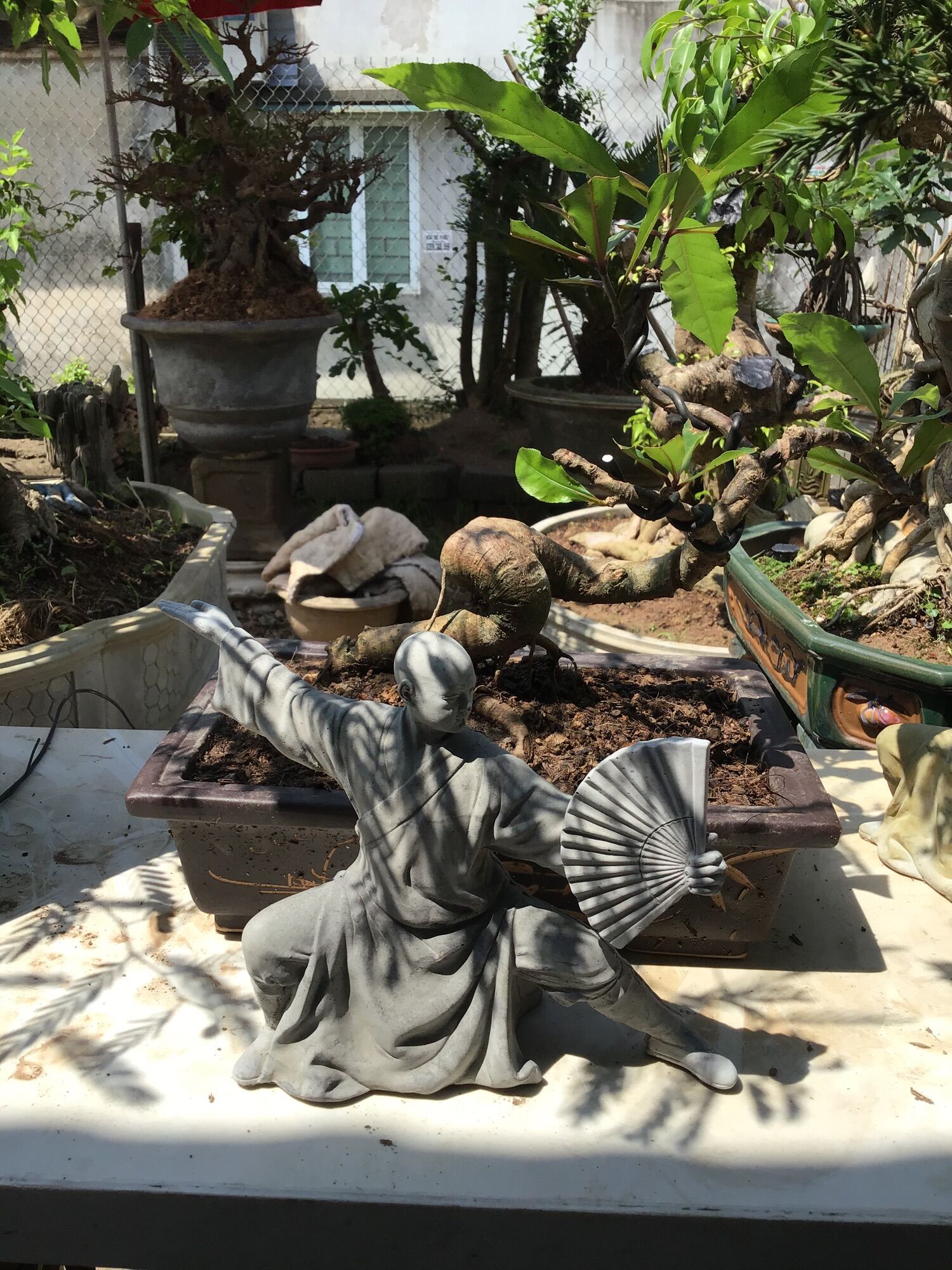 Tượng tăng nhân cầm quạt( chất liệu xi măng)