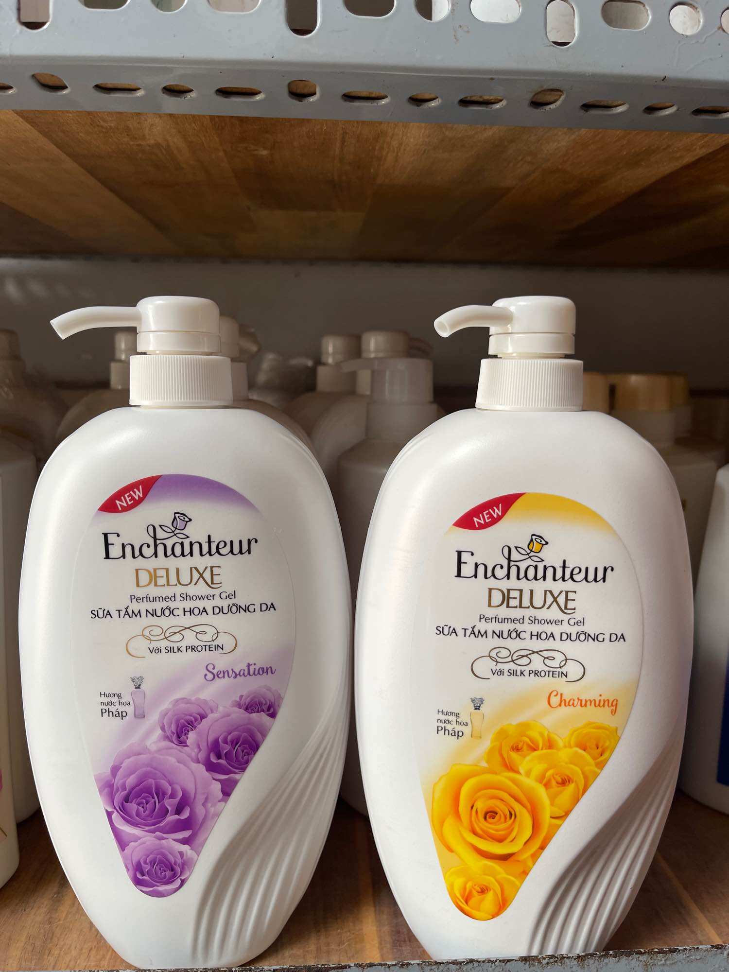 Sữa tắm dưỡng da Hương nước hoa Enchanteur 900g charming