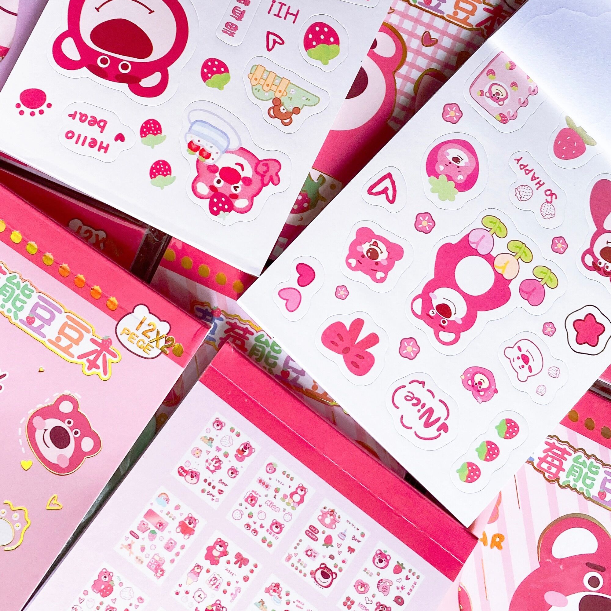 Quyển 24 tờ sticker Gấu Dâu/Lotso kèm cây cán phẳng