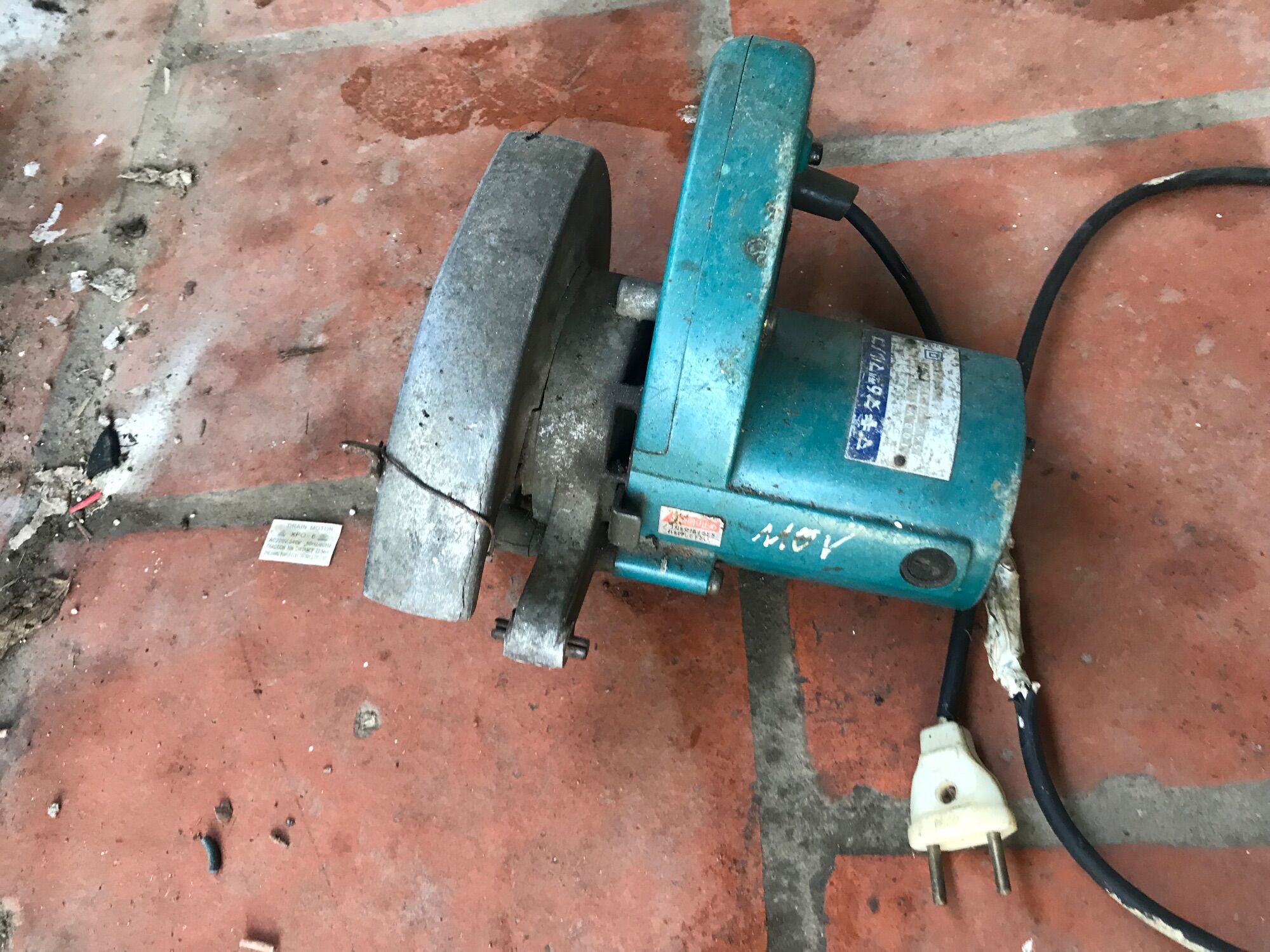 Máy cắt makita nhật bãi 100 v dùng ngon
