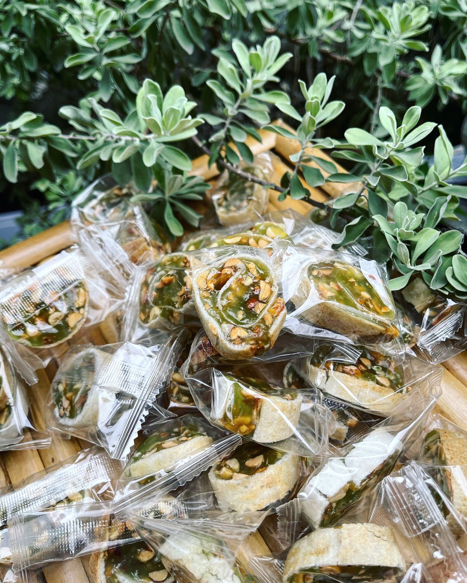 [500gr- 38k] Kẹo chuối cuộn lá dứa đậu phộng - [Tân Dân Lợi] - [Đặc sản Bến Tre]