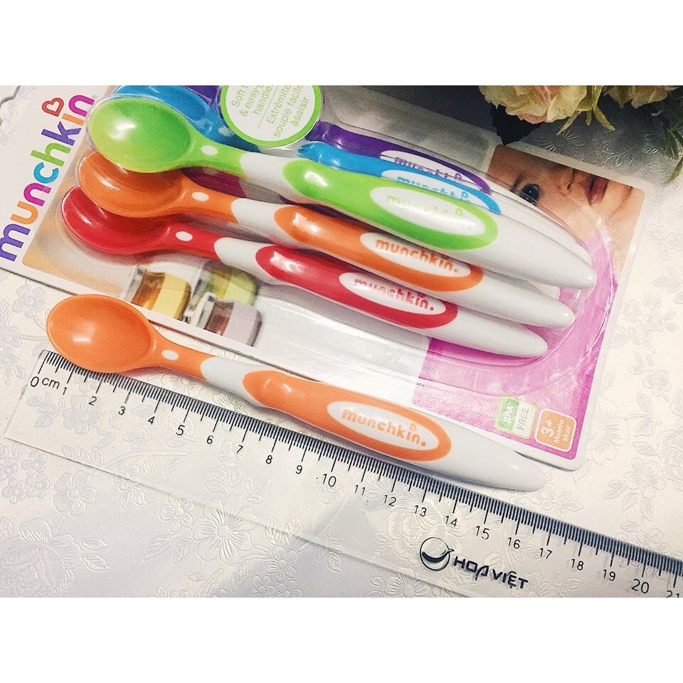 Thìa mềm Munchkin dành cho bé ăn dặm.
