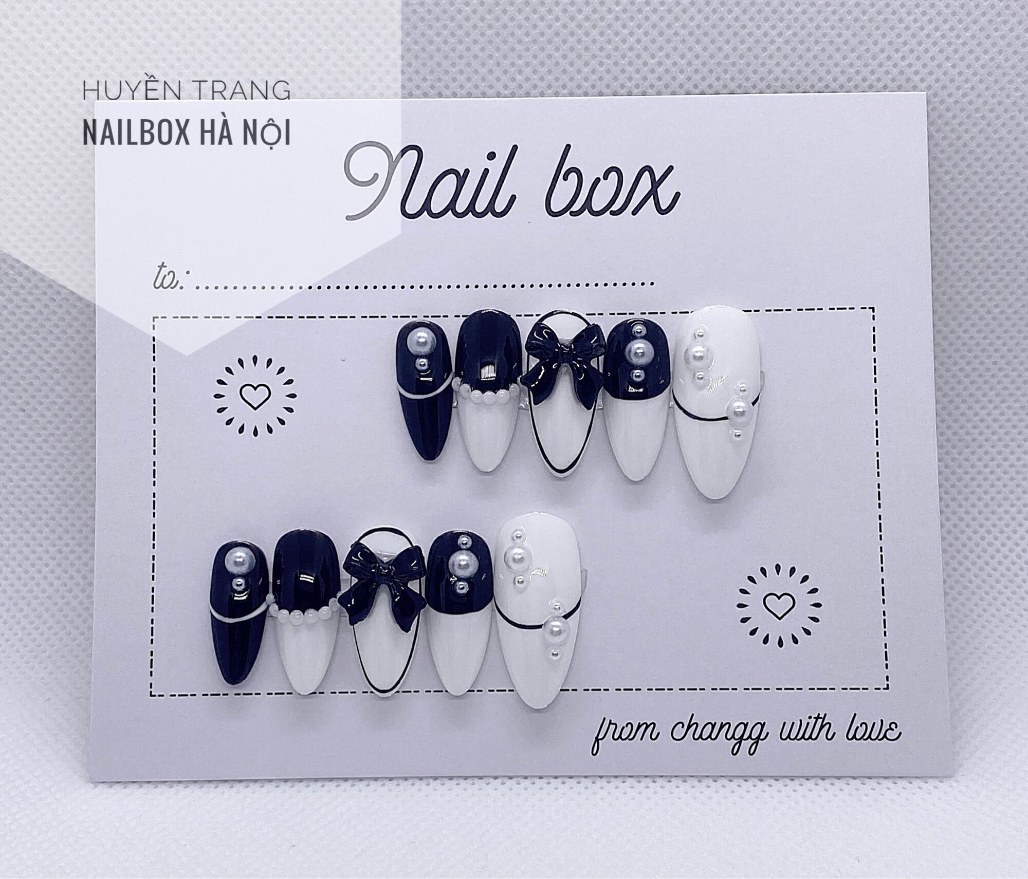 Móng tay giả thiết kế Huyền Trang Nail màu đen trắng