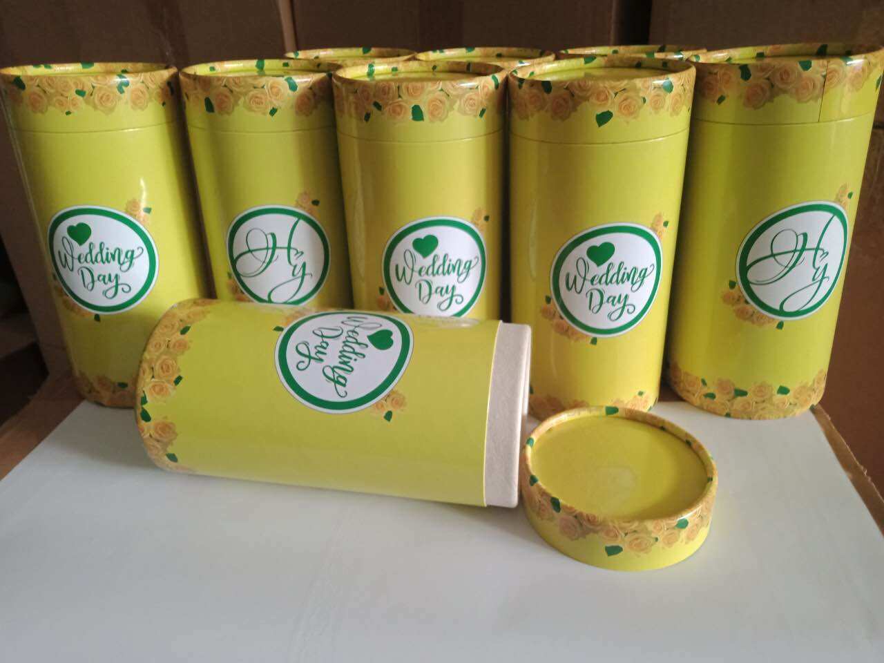 Lon đựng trà giấy mẫu mới dùng trong mâm quả (đường kính 8cm, cao 18cm)