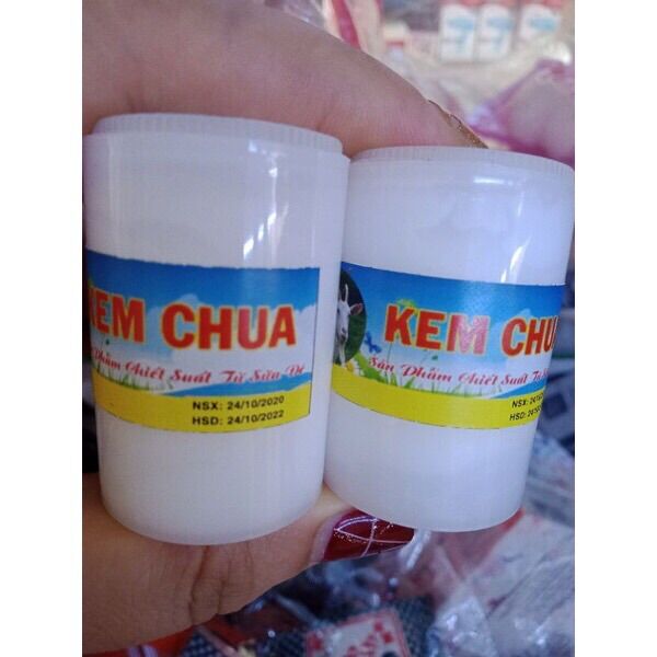 Hai hộp kem chua