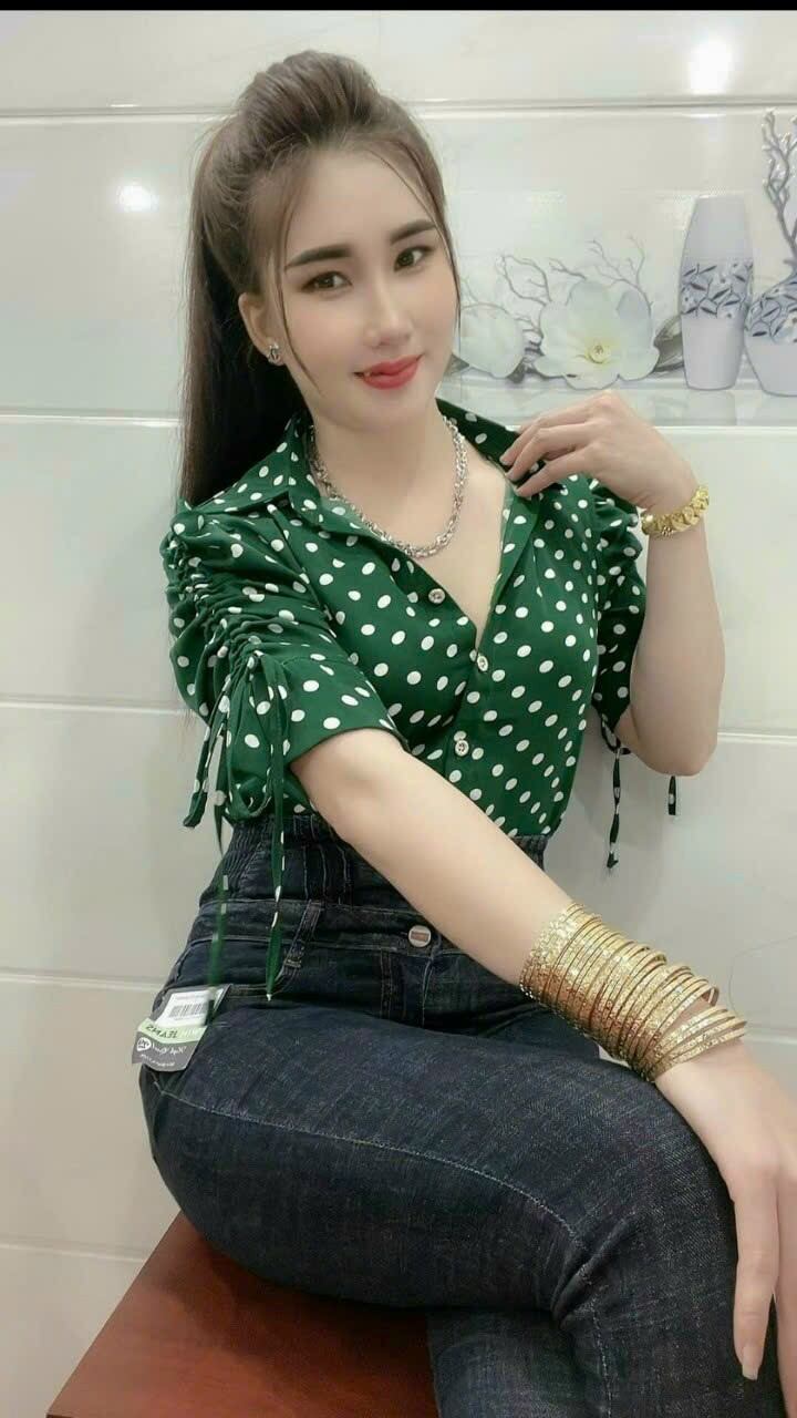 Áo sơ mi nữ. chấm bi tay rút