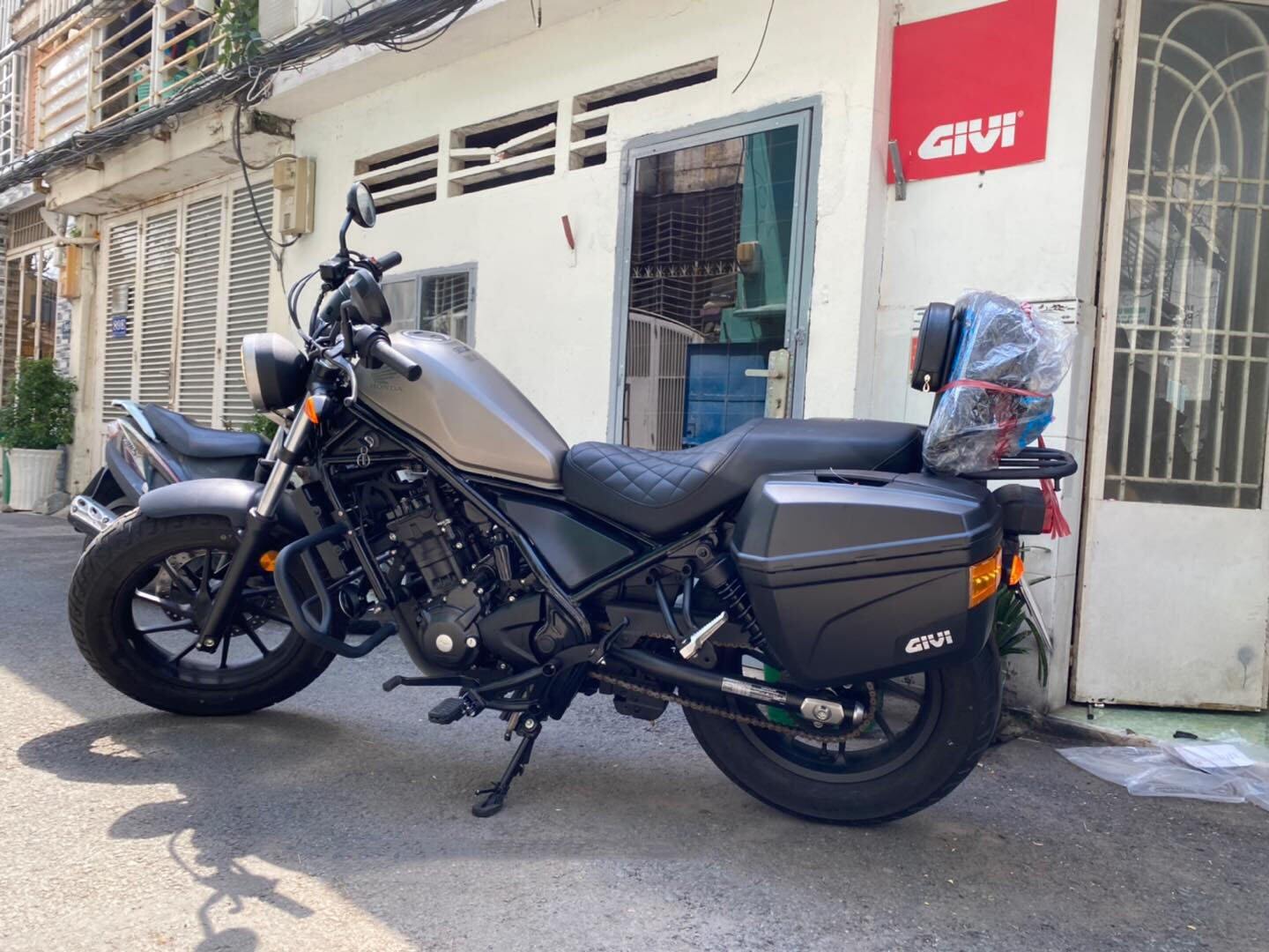 Thùng hông Givi E22NS lắp cho HONDA Rebel