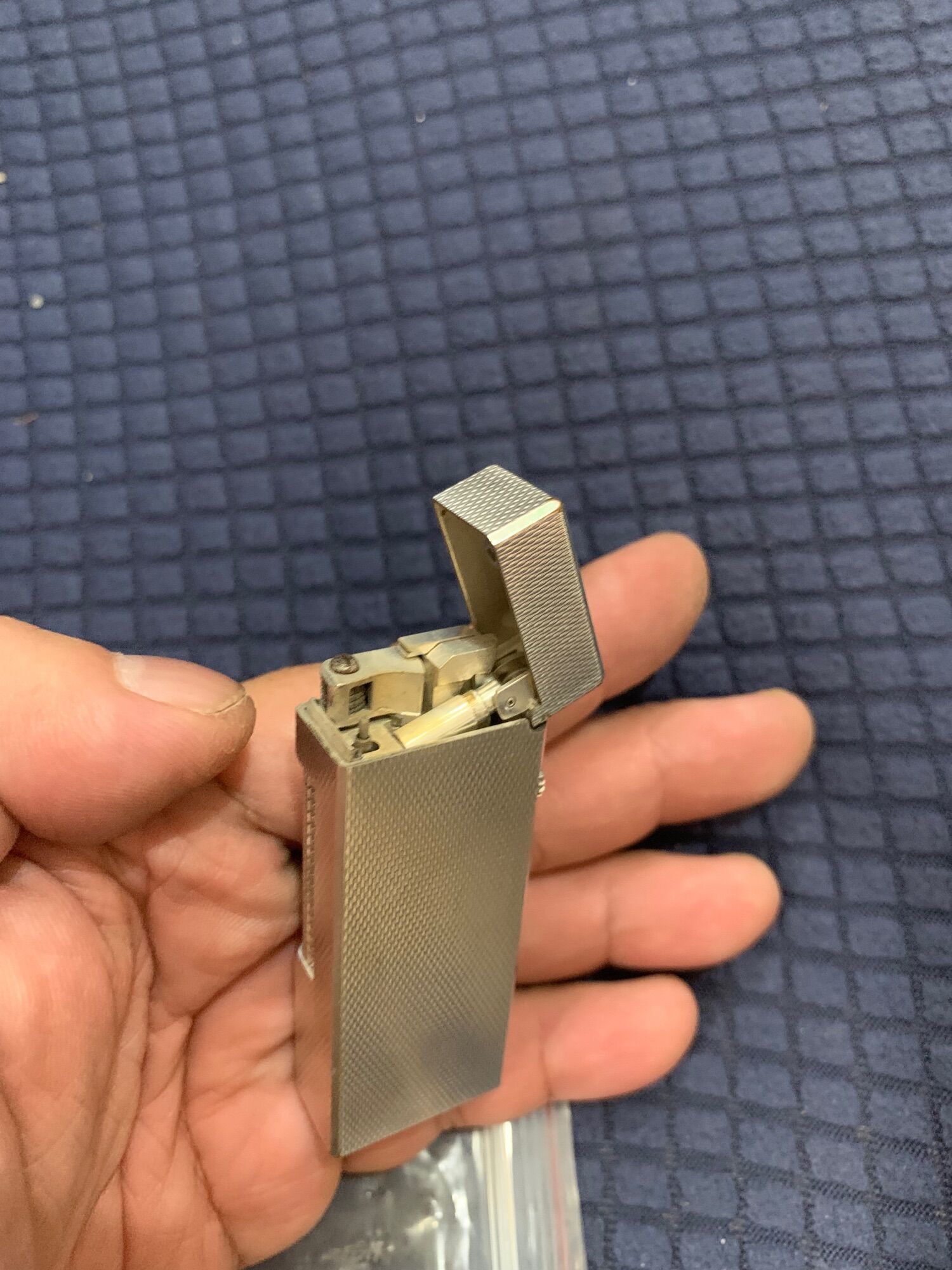 Bật lửa Dunhill bọc bạc khối.
