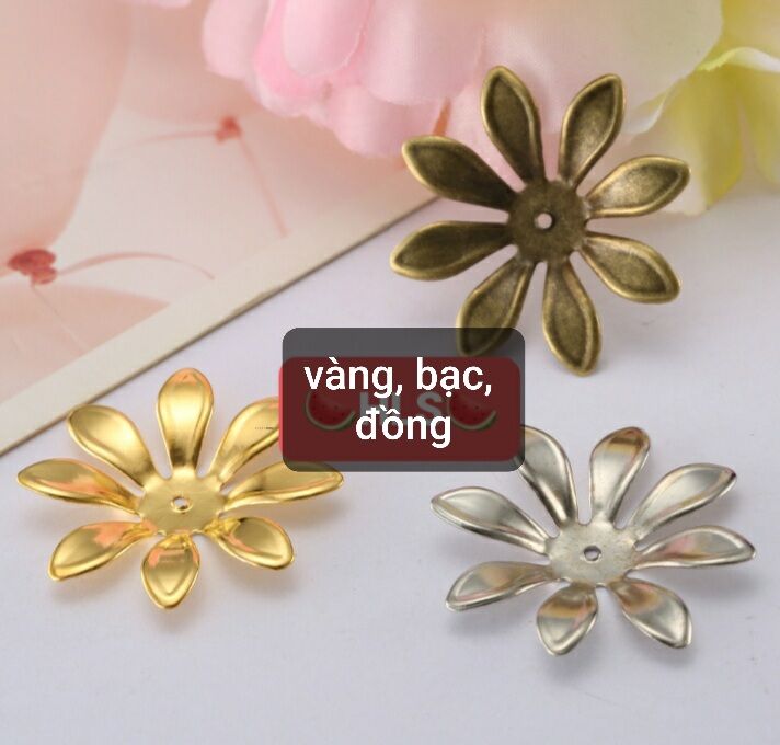 Miếng kim loại hình hoa có 3 màu vàng, đồng và bạc