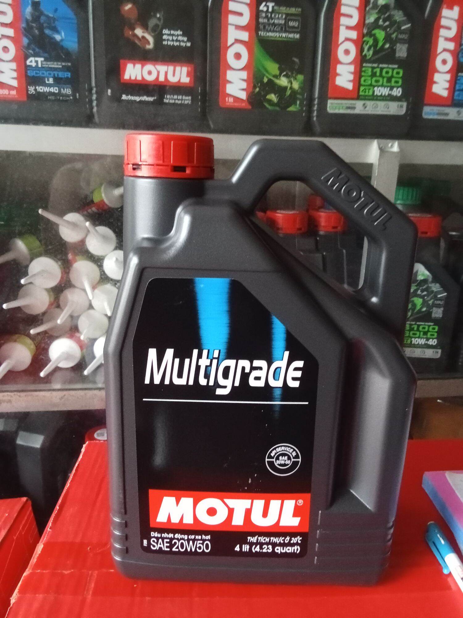 Dầu nhớt motul dùng cho xe hơi 4 lít, mua 4 bình tặng áo motul