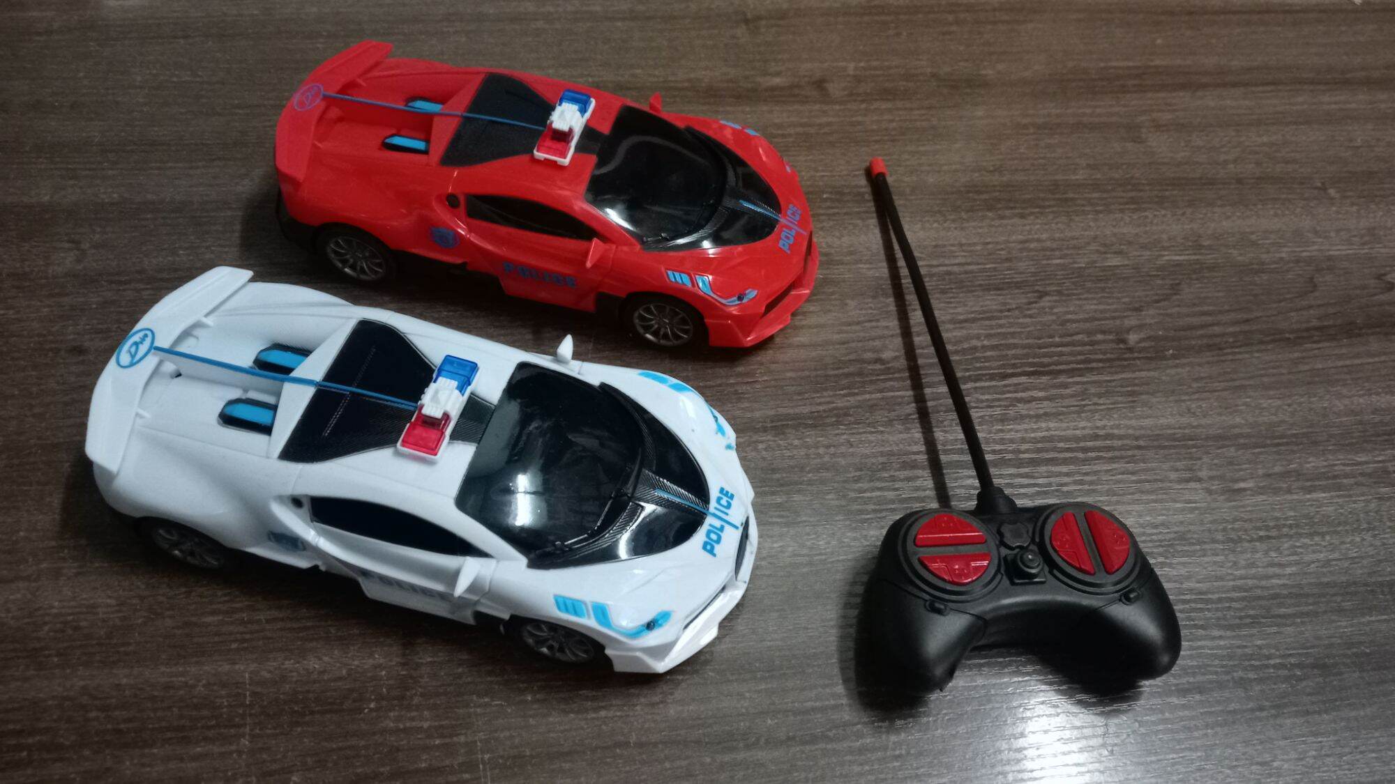 Xe cảnh sát đồ chơi có đèn điều khiển từ xa
