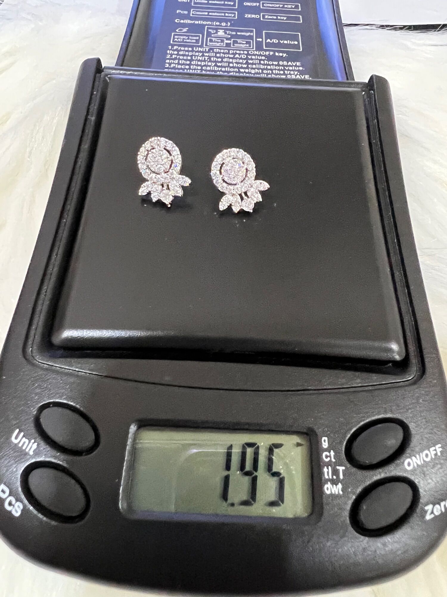 Bông tai đính đá bằng bạc 925