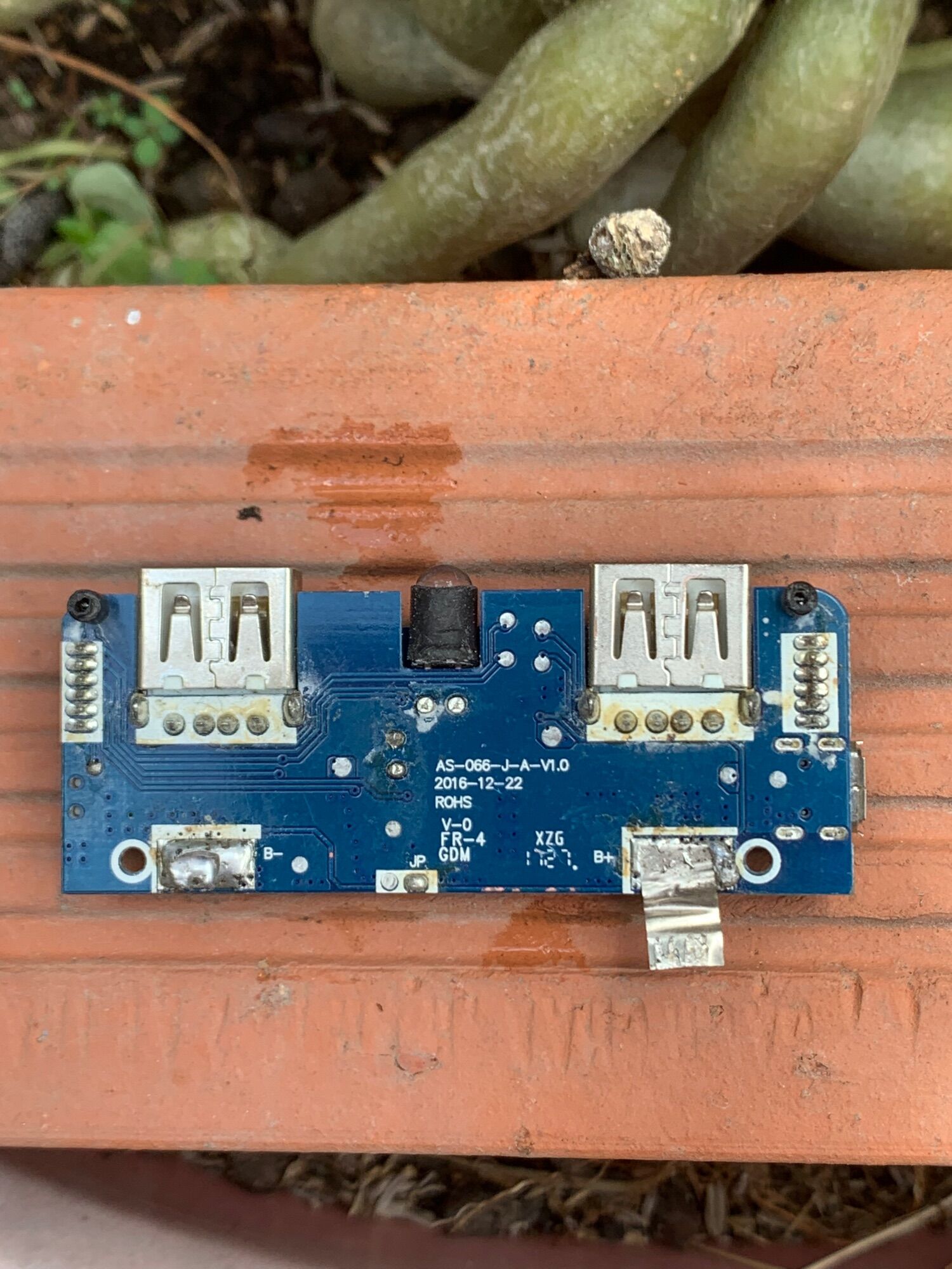Mạch sạc dự phòng 12w 2.4A ( tháo sạc dự phòng )