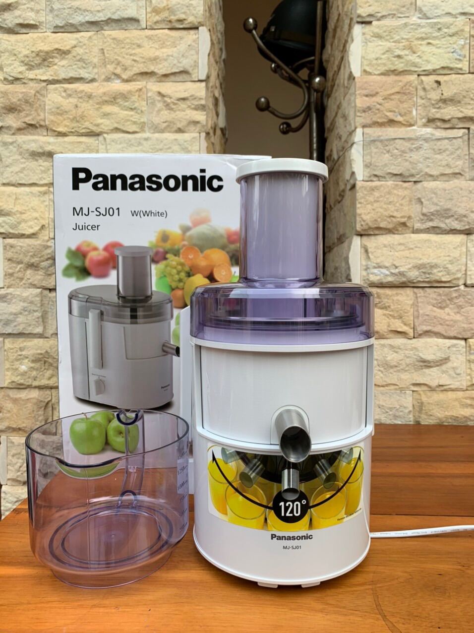 Máy ép trái cây Panasonic MJ-SJ01, thiết kế màu trắng hiện đại, ép trái cây nhanh chóng, sản phẩm được bảo hành 12 tháng ( bảo hành điện tử)