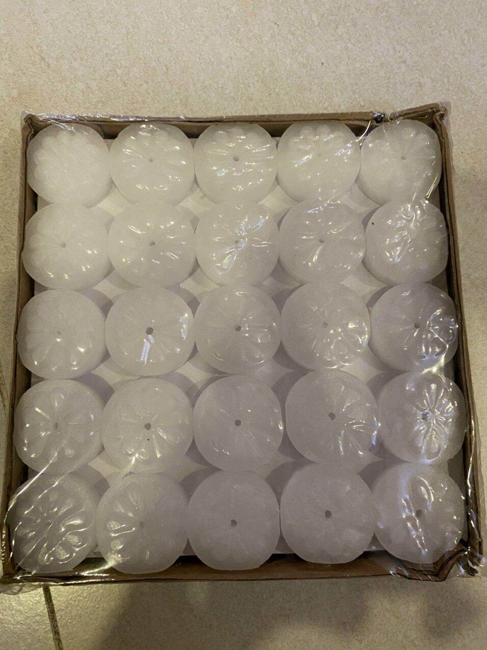Sáp vuốt chỉ ( chỉ thêu tranh chữ thập)