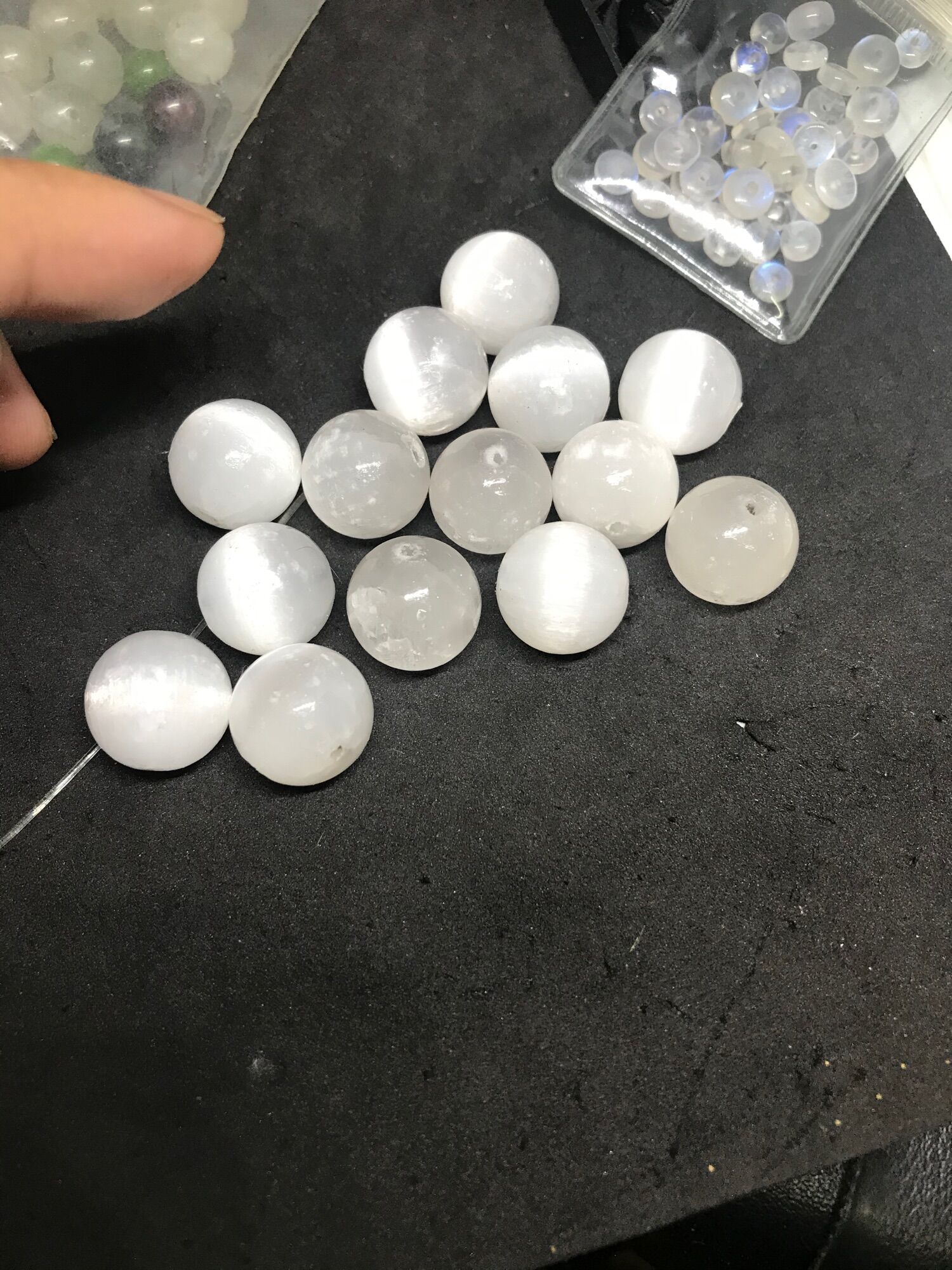Hạt đá Selenite mài tròn xỏ lỗ size 12-14mm