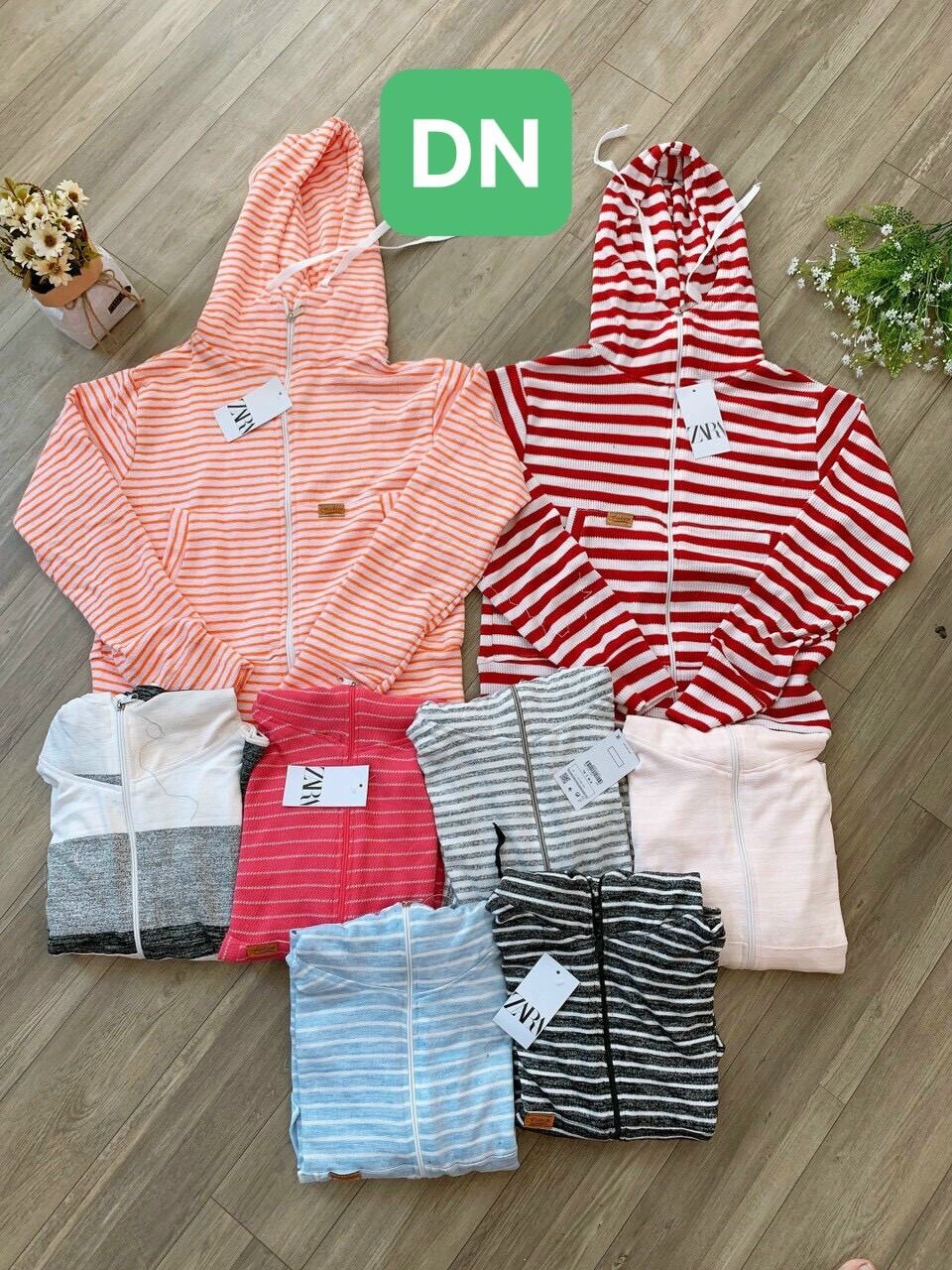Áo khoác thun gân màu có sọc có mặc ủ kem là bao đã luôn khách ơi. Form dưới 60kg khách chọn màu ib shop nhé.