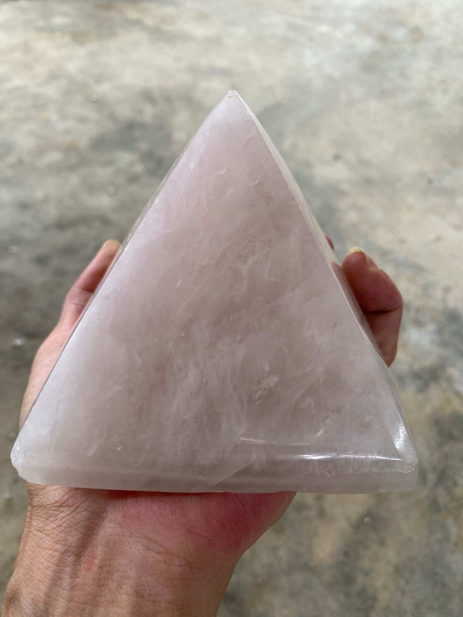 1 kim tự tháp bằng đá thạch anh hồng tự nhiên nặng 1kg