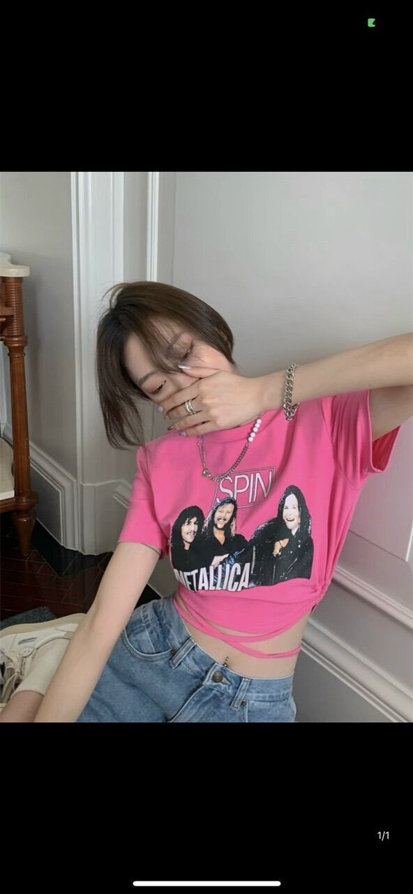 Áo croptop dây quấn eo có chữ spin BG