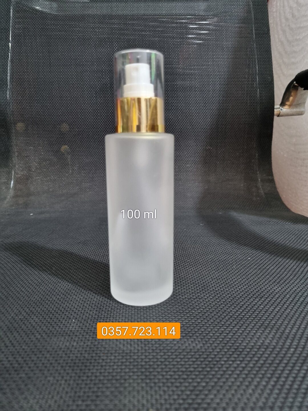 Chai thủy tinh mờ vai vuông 100 ml đầu xịt phun sương
