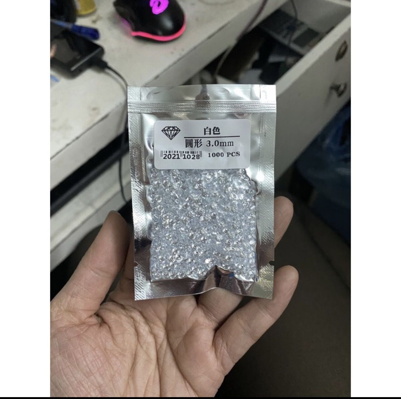 Đá chân nhọn đính răng