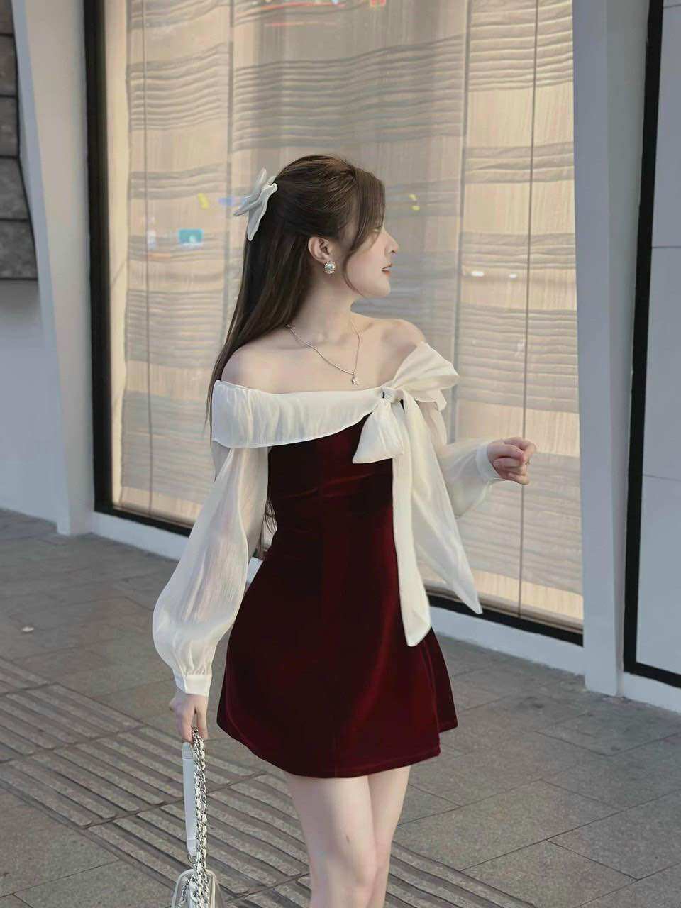 Đầm nhung trễ vai phối voan tơ cột nơ tay dài