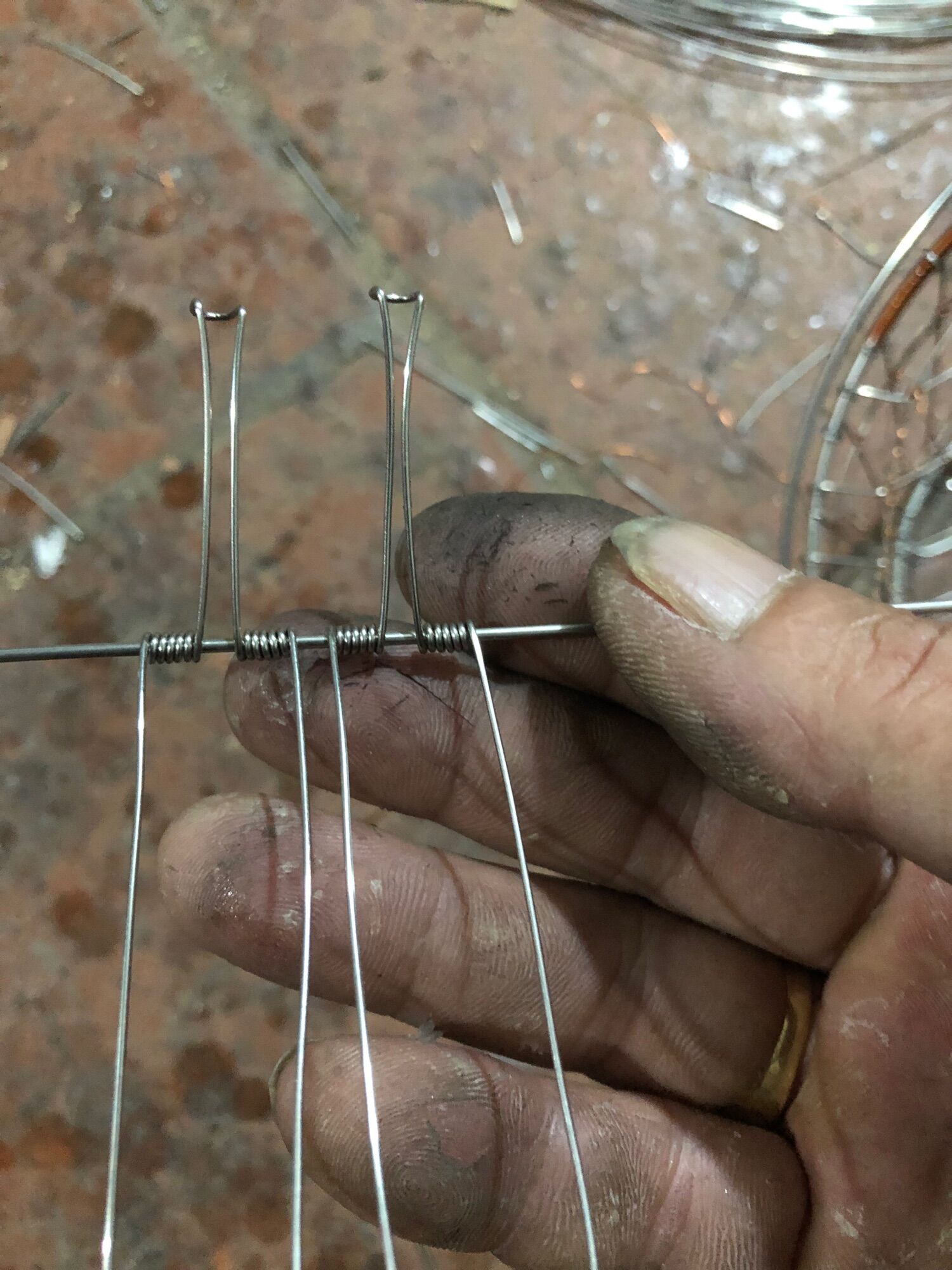 1 đôi lò xo đỡ cầu tủ bằng ilox loại cứng đàn hồi tốt