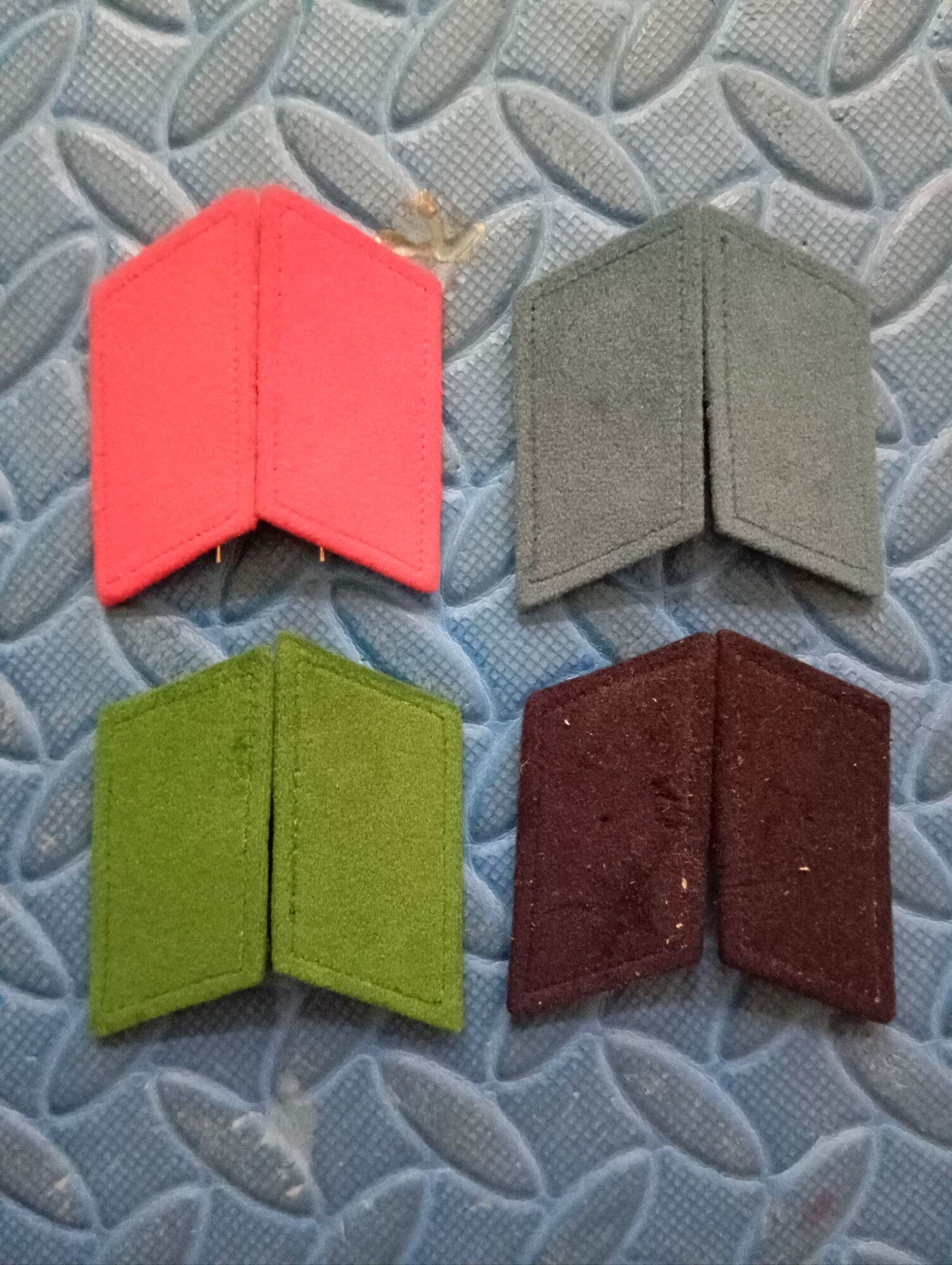 Cặp tiết nền cổ áo, tuyết nền đỏ gắn cổ áo Bảo vệ