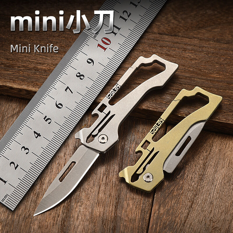 Móc khóa titanium đa năng có ngàm khui bia và vặn ốc kèm lưỡi rạch thùng tiện dụng