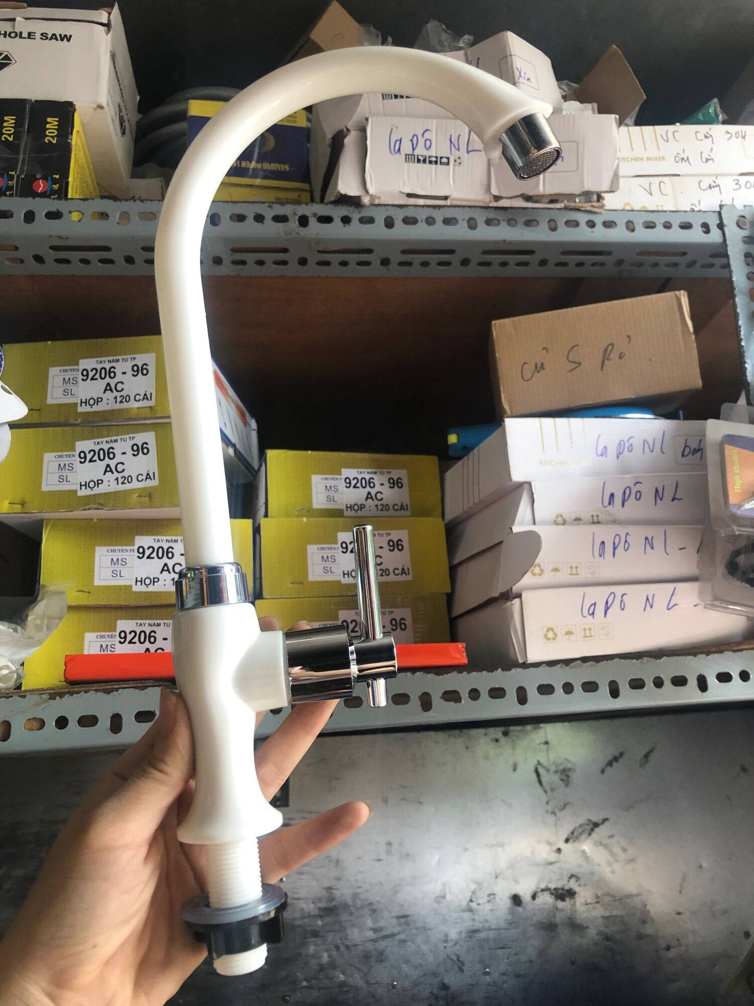 Vòi chén bát nhựa lạnh -một đường nước lạnh