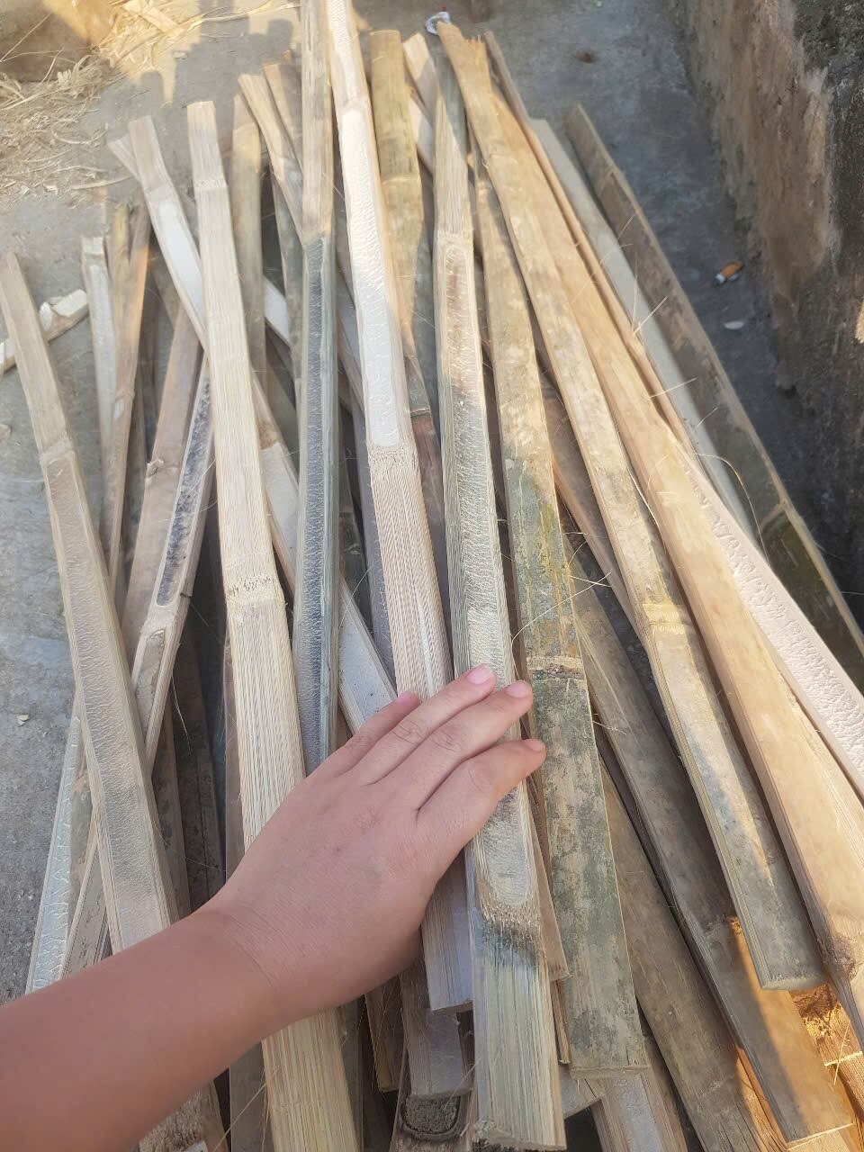5 thanh tre chẻ sẵn, 1m, rộng 1,5 -2cm