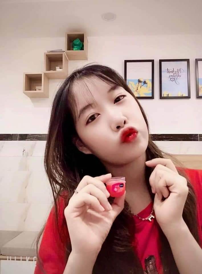 ủ môi Vaseline dưỡng môi làm mềm và hồng môi.
