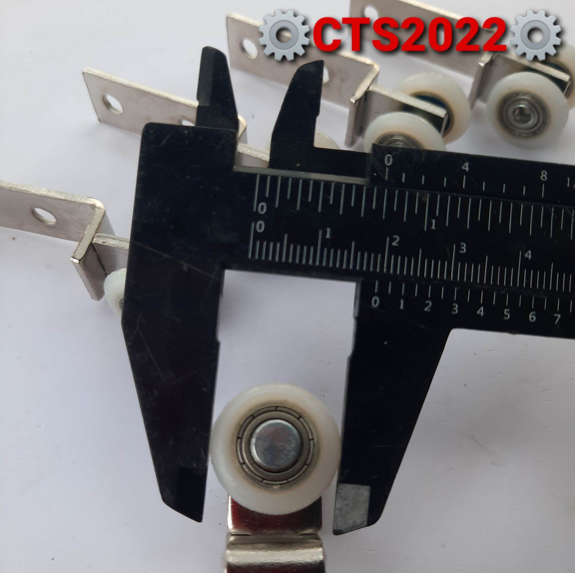 Con lăn trên cửa lùa inox tiện dụng