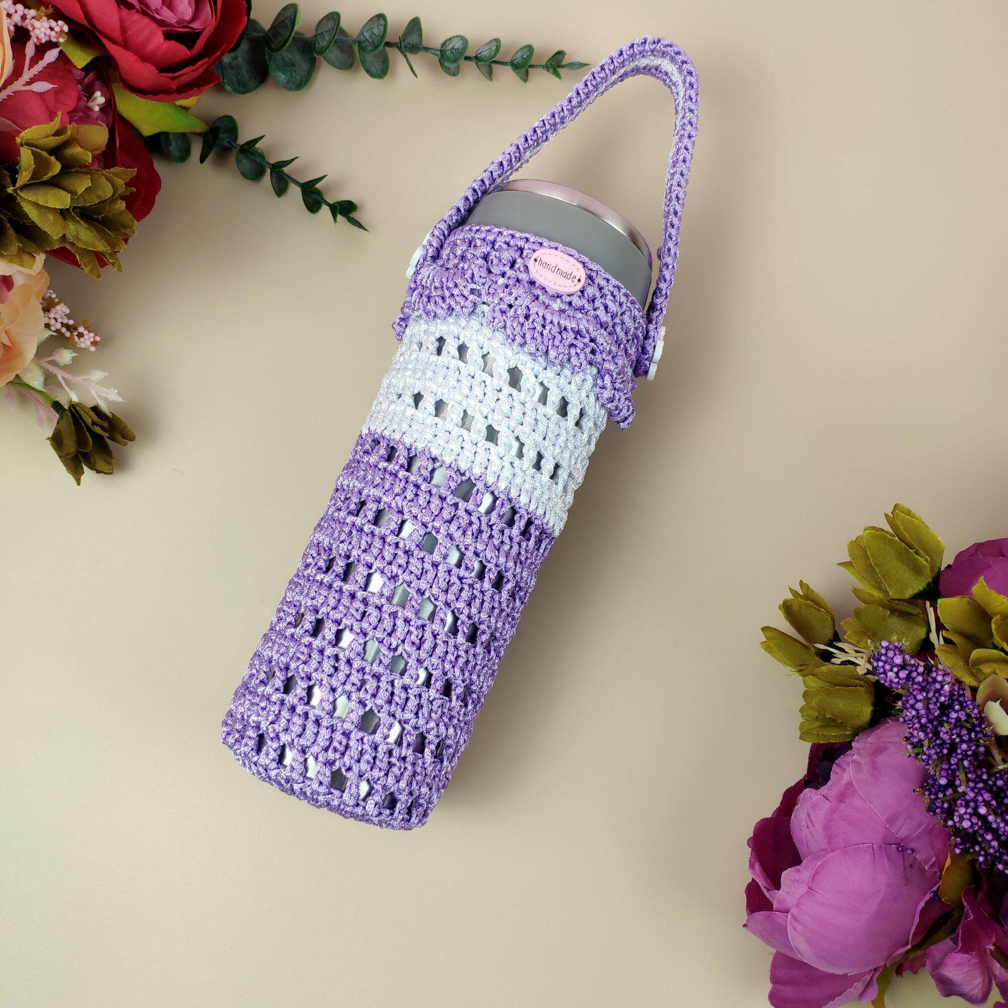 Túi đựng bình nước handmade màu tím với quai cầm và nút trang trí, phù hợp cho túi tote nữ.