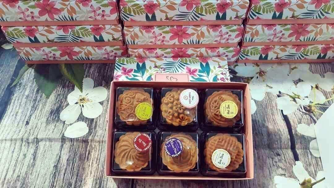 Năm nay bếp em khai trương bánh trung thu sớm. ăn trái mùa coi bộ ngon . 🥰🥰 Bánh ăn bao ghiền luôn nè  💐💐 Bánh em có các loại nhân thập cẩm, sữa dừa, khoai môn, đậu xanh, mè đen, lá dứa