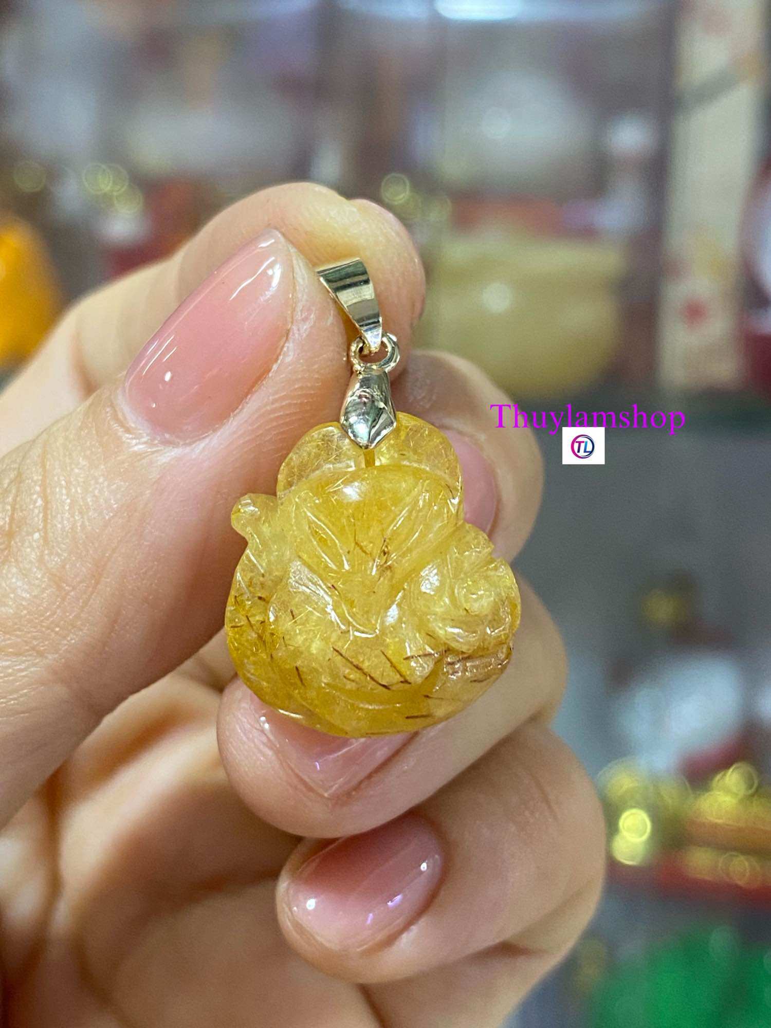 Mặt dây chuyền hồ ly đá thạch anh tóc vàng ôm hoa thiên nhiên