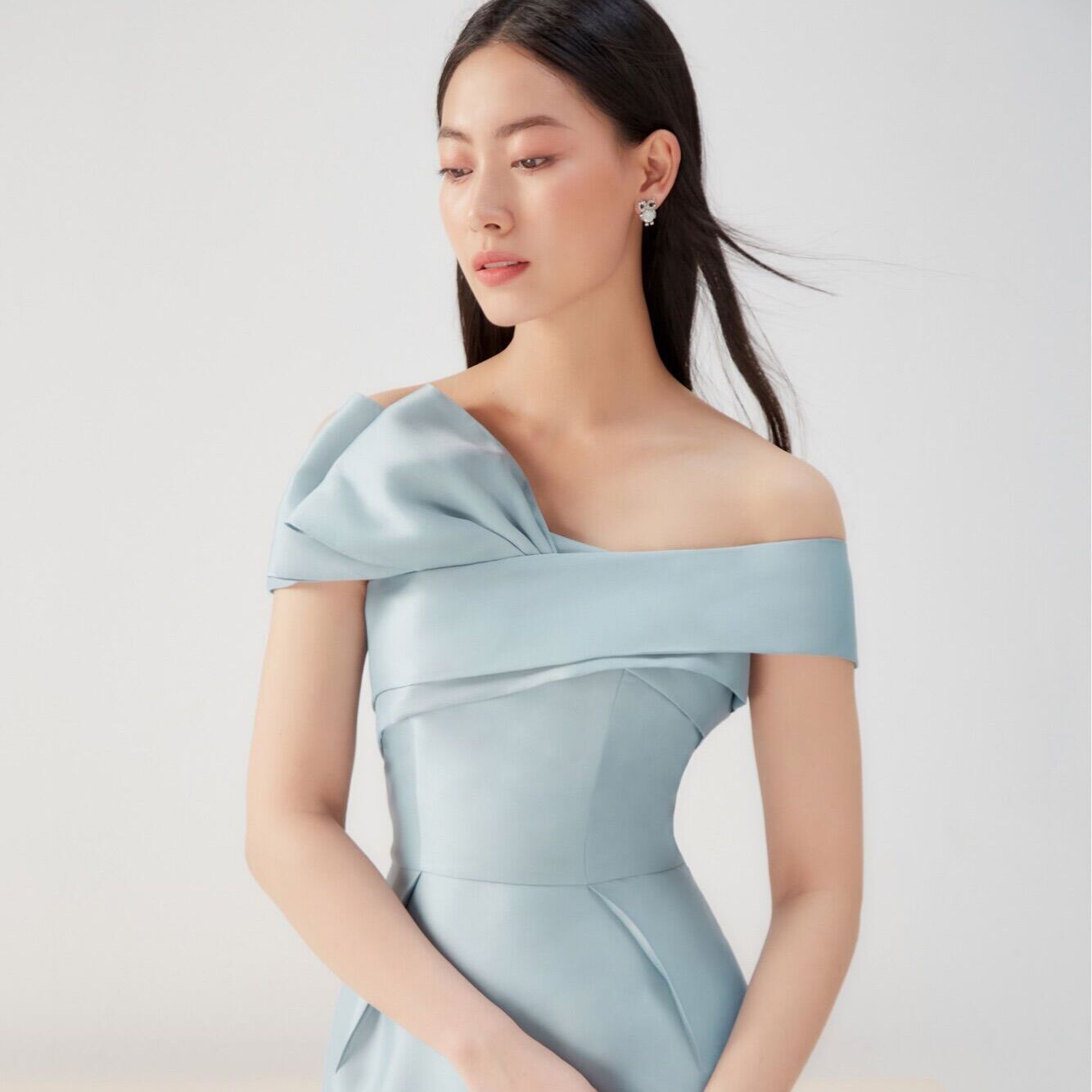 Đầm xanh nước biển nơ ngực bẹt vai sang trọng