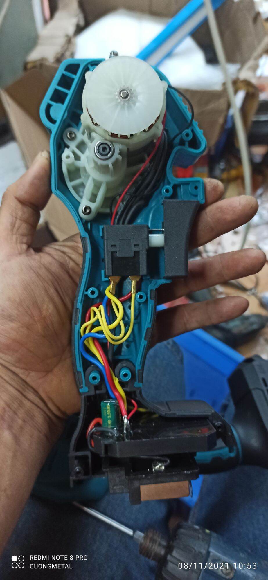 Máy cưa xích 18v không chổi than