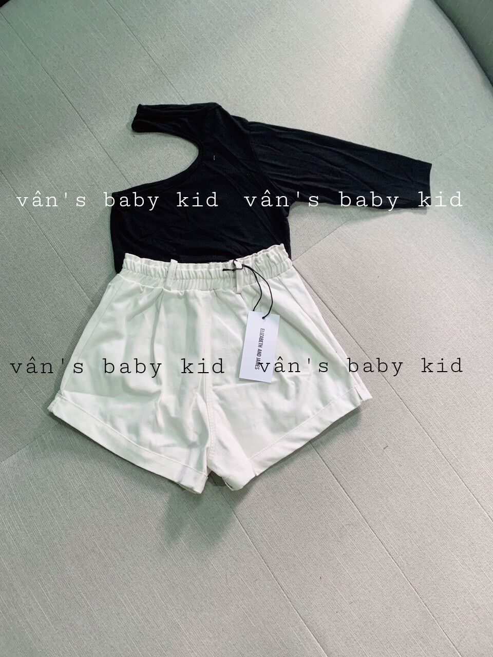 Set áo thun lệch vai quần short bé gái