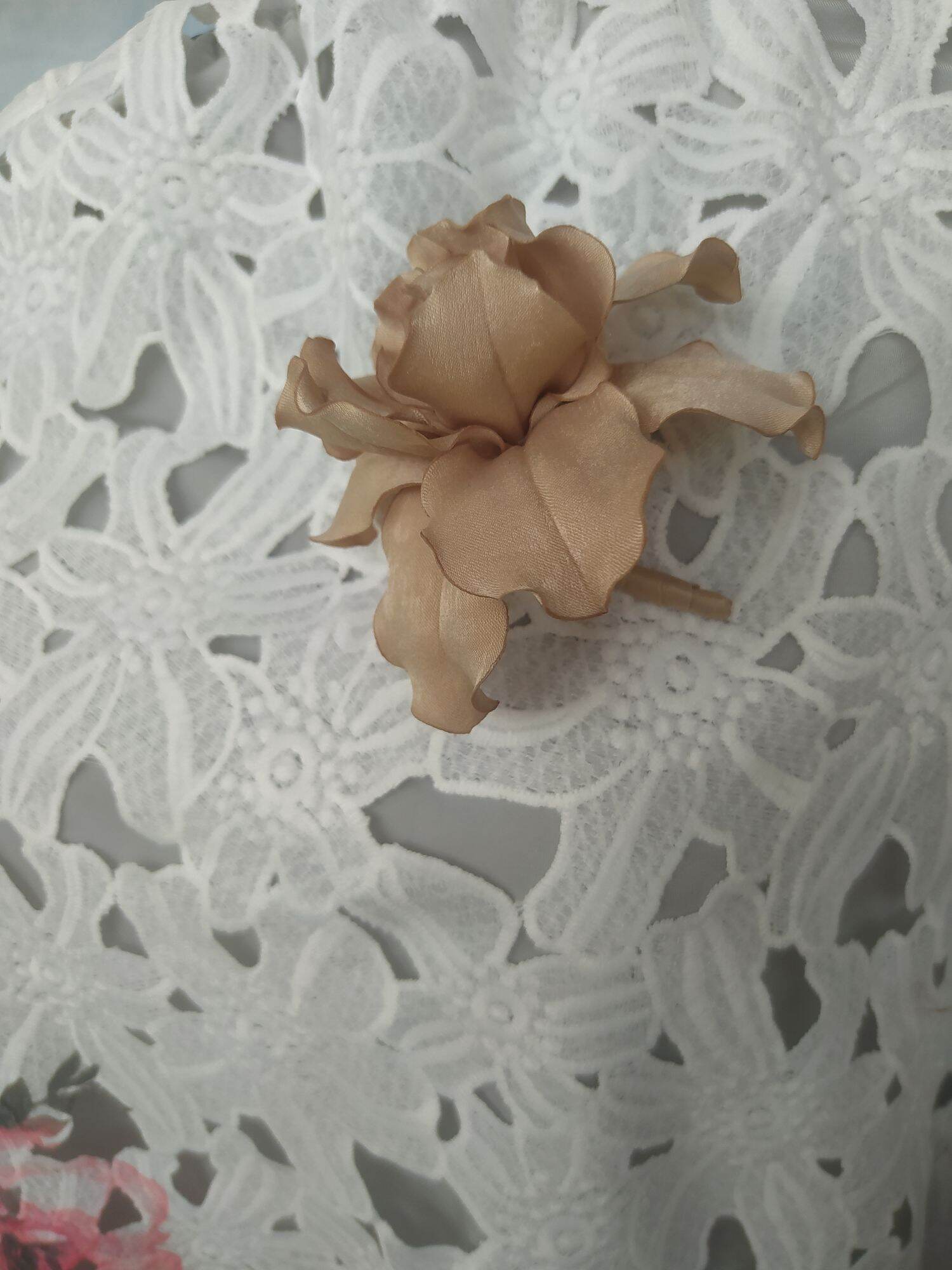 Hoa diên vĩ cài áo handmade Canto màu nu