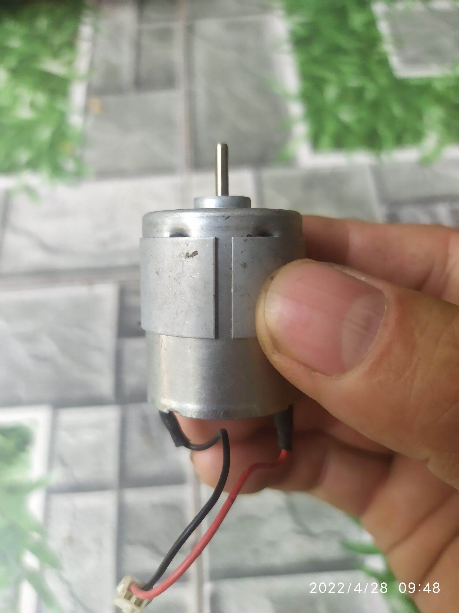 Động cơ chổi than 24v (12v chạy khá mạnh) 8,800 vòng
