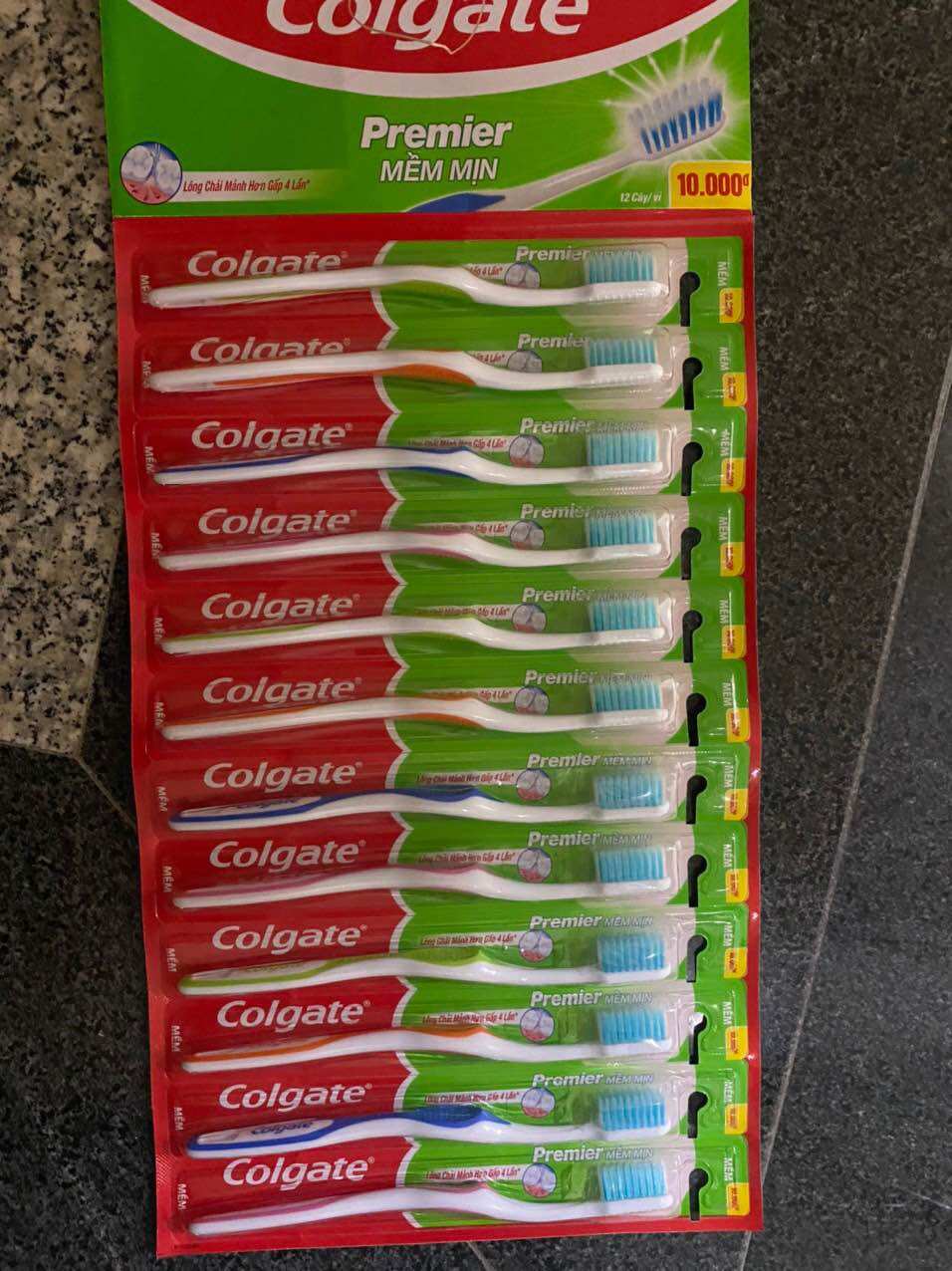 Bàn chải đánh răng Colgate Premier mềm mịn (1 cây)