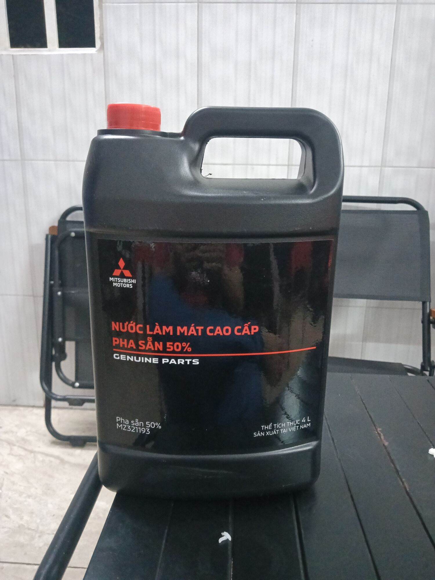 Nước làm mát cao cấp pha sẵn 50% cho xe Mitsubishi