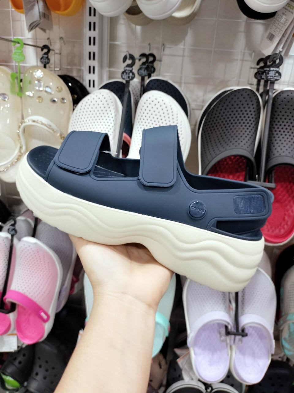 Sandal Crocs skyline 5cm quai ngang