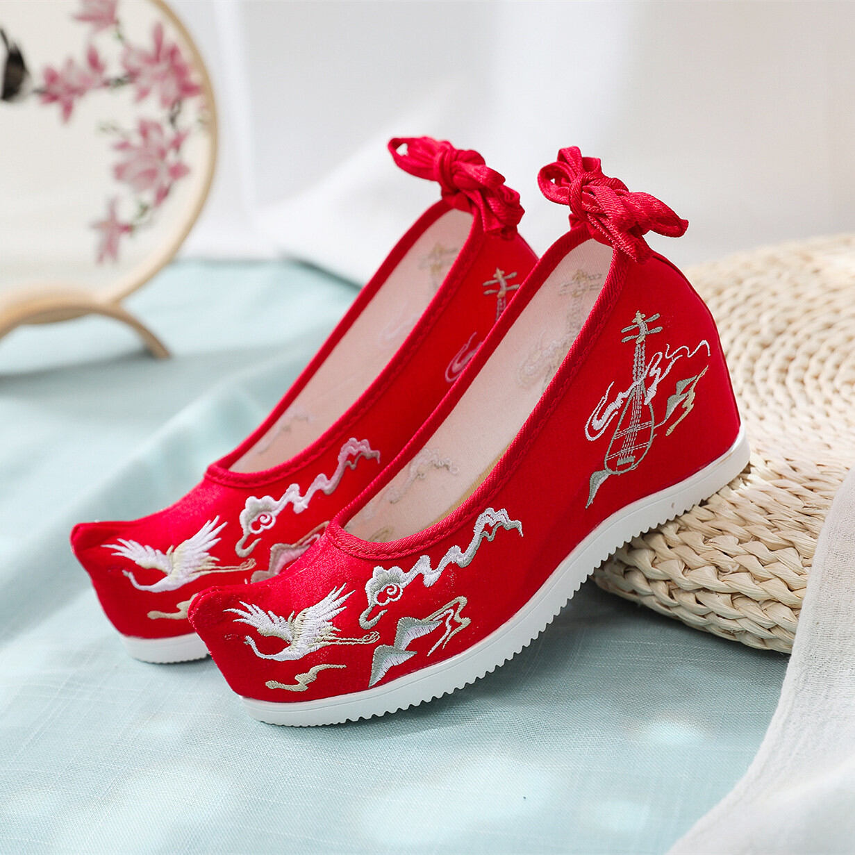 Giày thêu hoa cổ trang đế độn cao bên trong 7 cm mẫu mới midiên giày giày đế xuồng giày lười đầu cá phong cách cổ điển hán phục