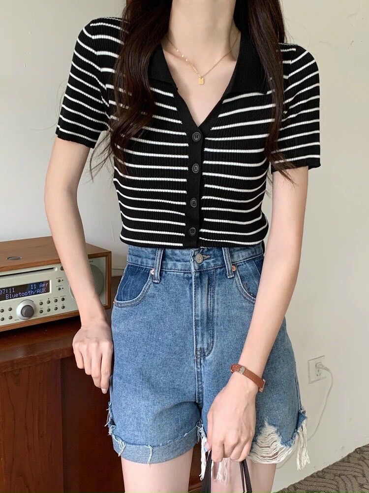 Áo croptop cổ bẻ gài nút